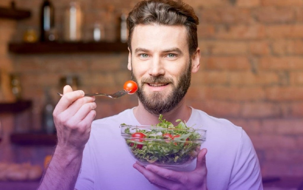 Hombre adulto con ensalada saludable — bienestar masculino